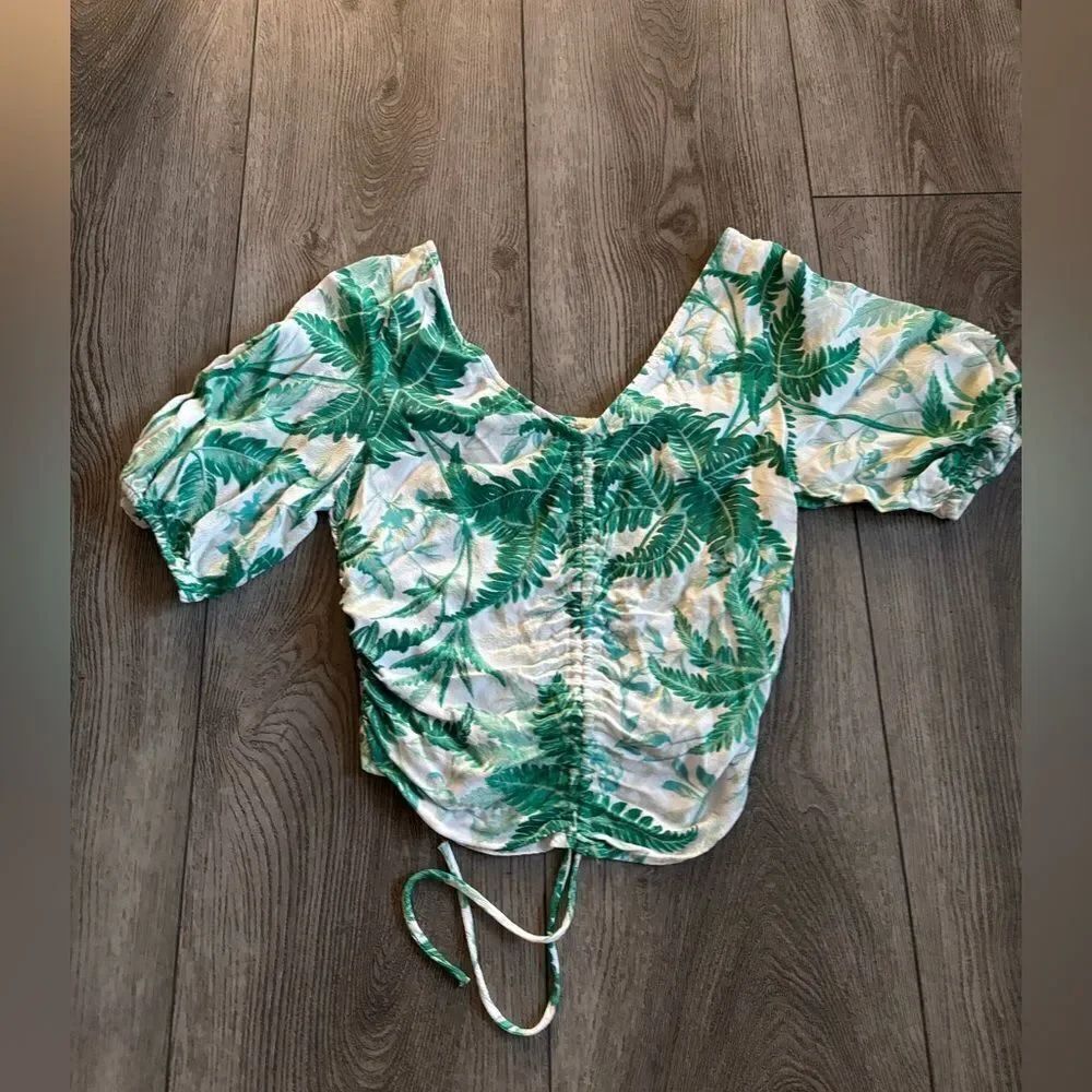 H&M woman’s floral crop top